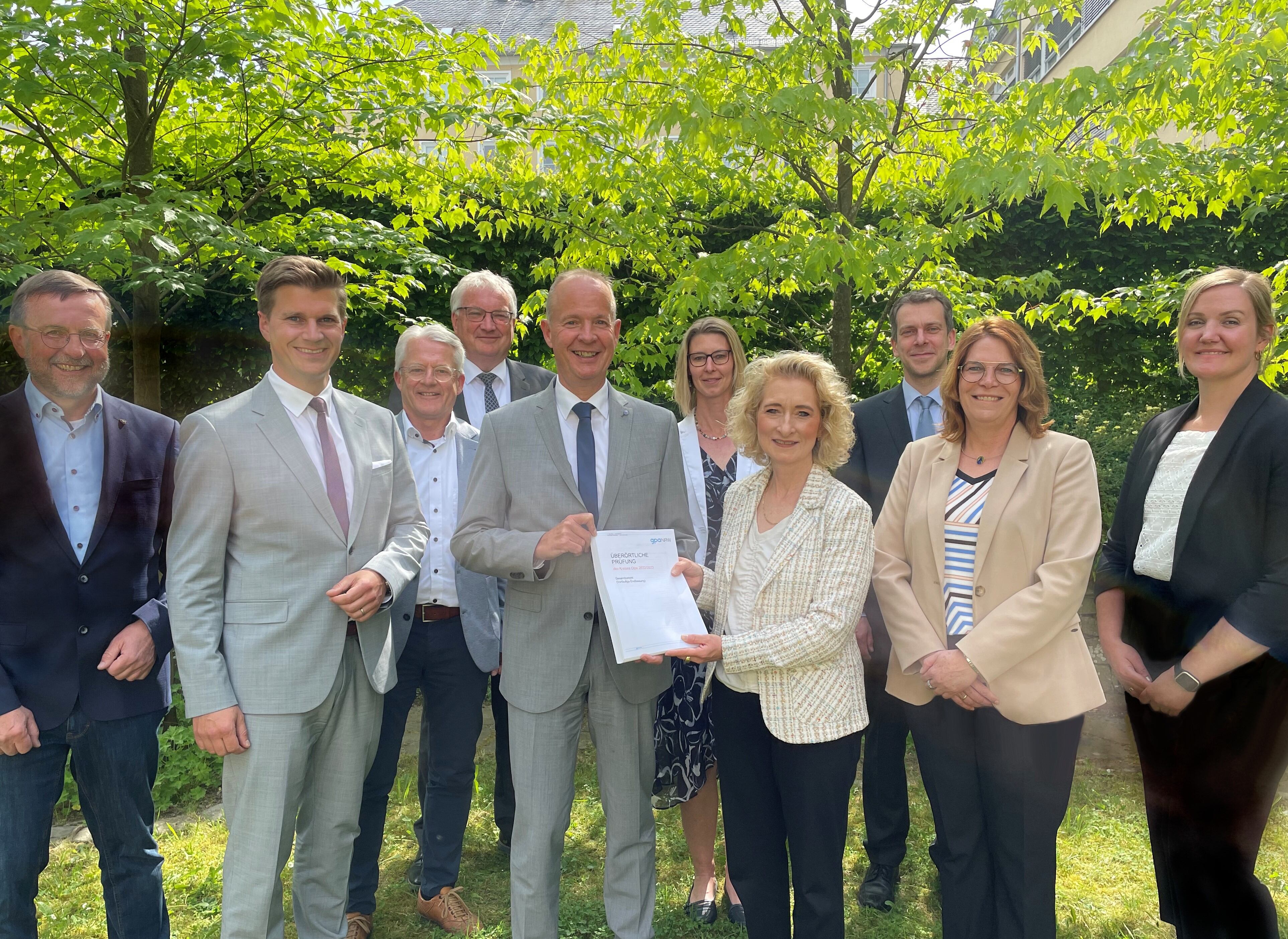 (v. li:) Kreiskämmerer Klaus Müller, die Fachbereichsleiter Philipp Scharfenbaum (Kreisdirektor), Michael Färber und Meinolf Zeppenfeld, Landrat Theo Melcher sowie die Vertreterinnen und Vertreter der gpa, Anika Wolff, Simone Kaspar, Stellvertreterin des Präsidenten; Mathias Elbers, Ute Ledebur und Julia Richter.

Foto: Kreis Olpe

Kreiskämmerer Klaus Müller, die Fachbereichsleiter Philipp Scharfenbaum (Kreisdirektor), Michael Färber und Meinolf Zeppenfeld, Landrat Theo Melcher sowie die Vertreterinnen und Vertreter der gpa, Anika Wolff, Simone Kaspar, Stellvertreterin des Präsidenten; Mathias Elbers, Ute Ledebur und Julia Richter.

Foto: Kreis Olpe