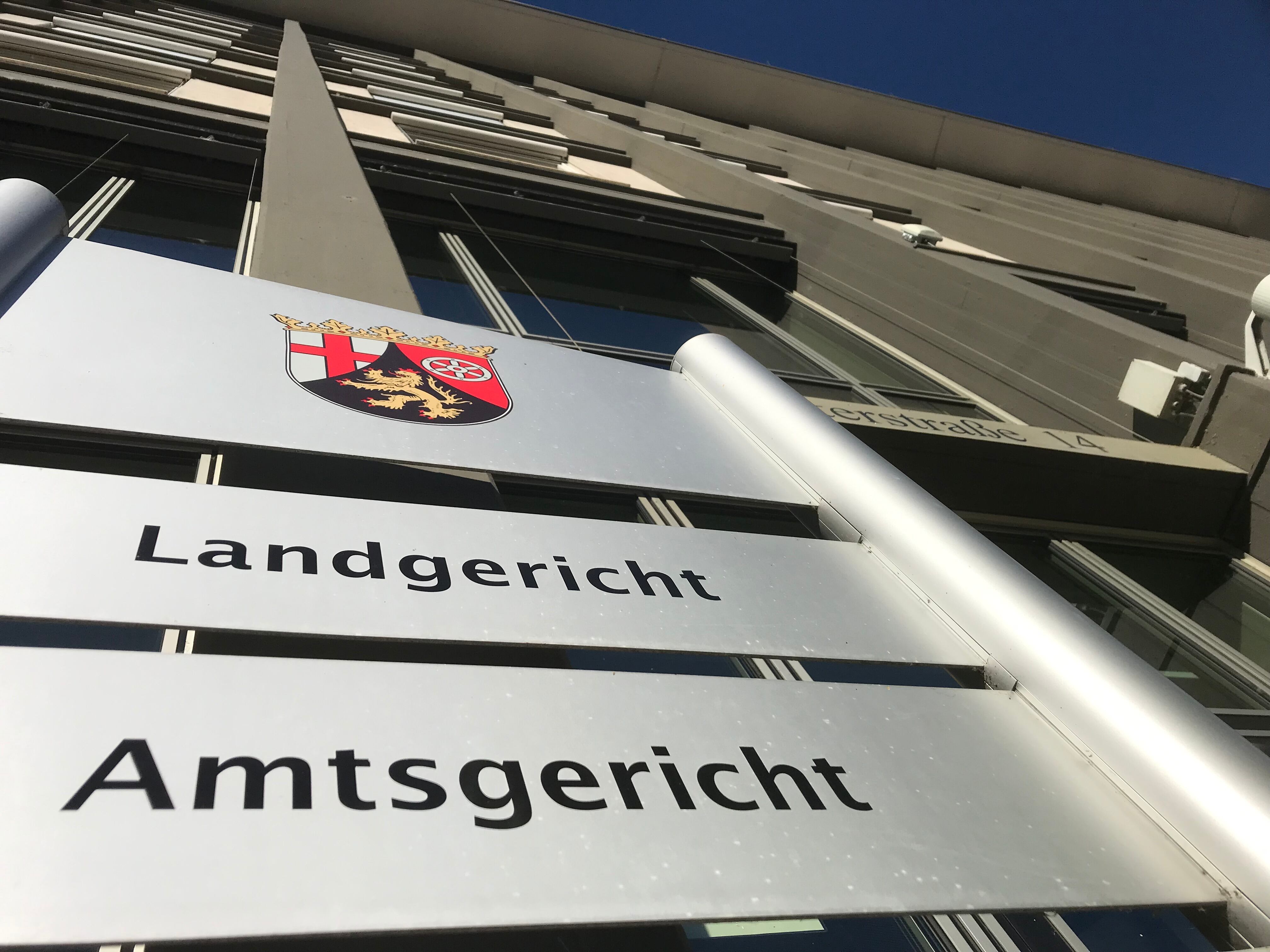 Am Landgericht Koblenz wird der Fall von  Janine A. aus Gebhardshain verhandelt, die bereits am Amtsgericht Betzdorf zu fast vier Jahren Haft verurteilt worden war.