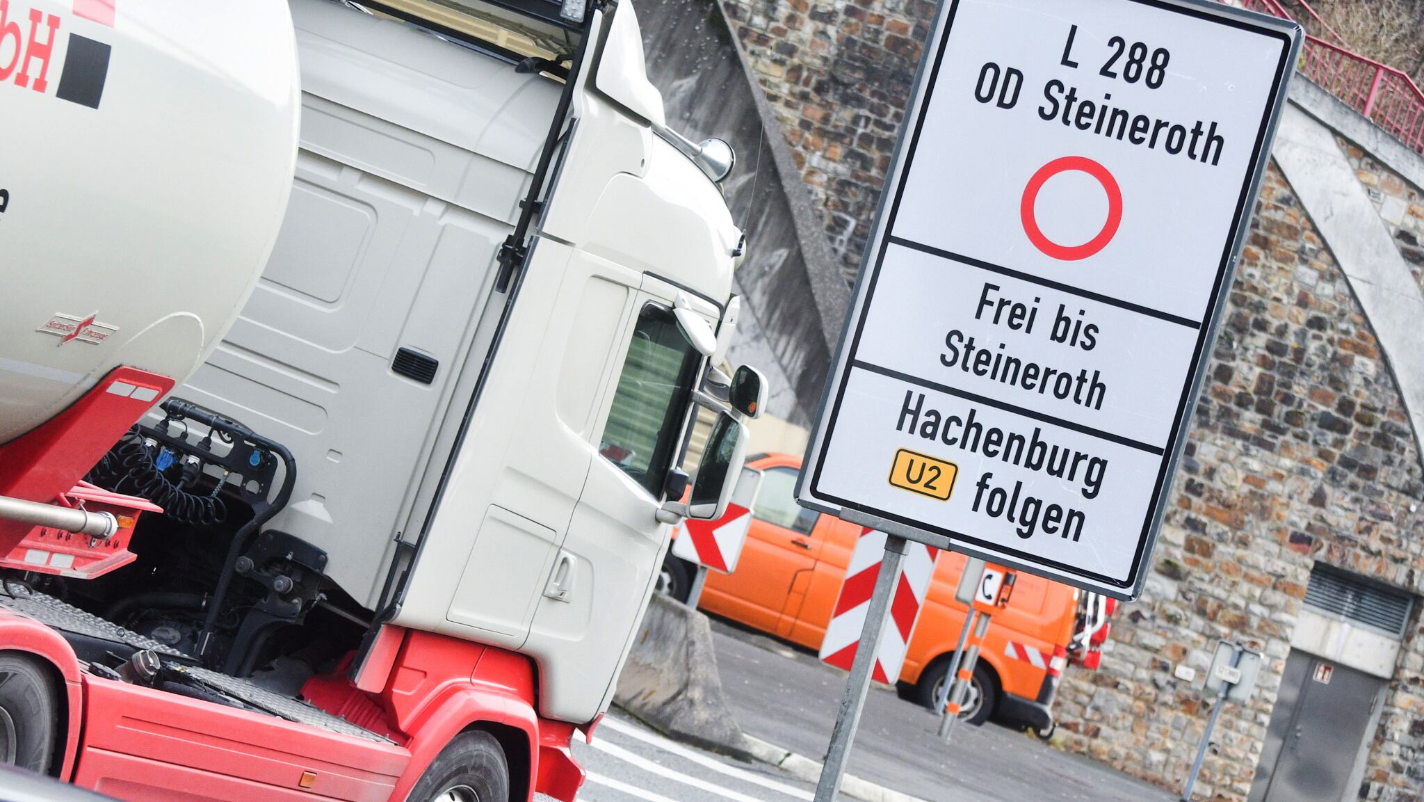 Die Ortsdurchfahrt Steineroth ist aktuell wegen einer Baustelle gesperrt. Viele Autofahrer nehmen den Umweg über einen landschaftlichen Verbindungsweg zwischen Steineroth und Dauersberg.