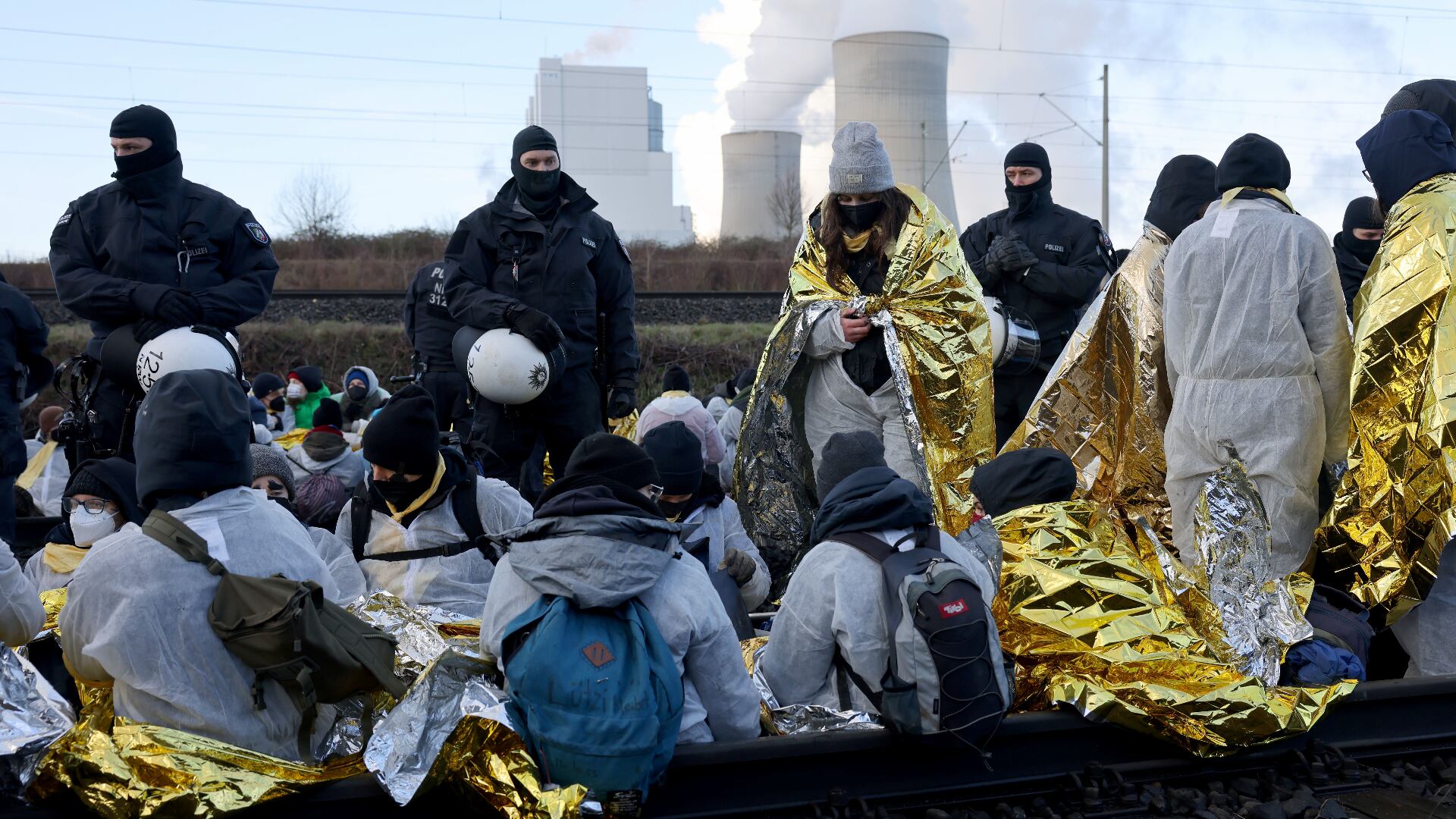Eine 24 Jahre alte diverse Person ist wegen einer Gleisblockade am Braunkohle-Kraftwerk Neurath zu neun Monaten Haft verurteilt worden.