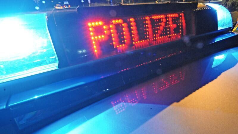 Völlig betrunken legt sich der Angeklagte immer wieder mit der Polizei an. Jetzt steht er vor Gericht und erinnert sich an nichts.