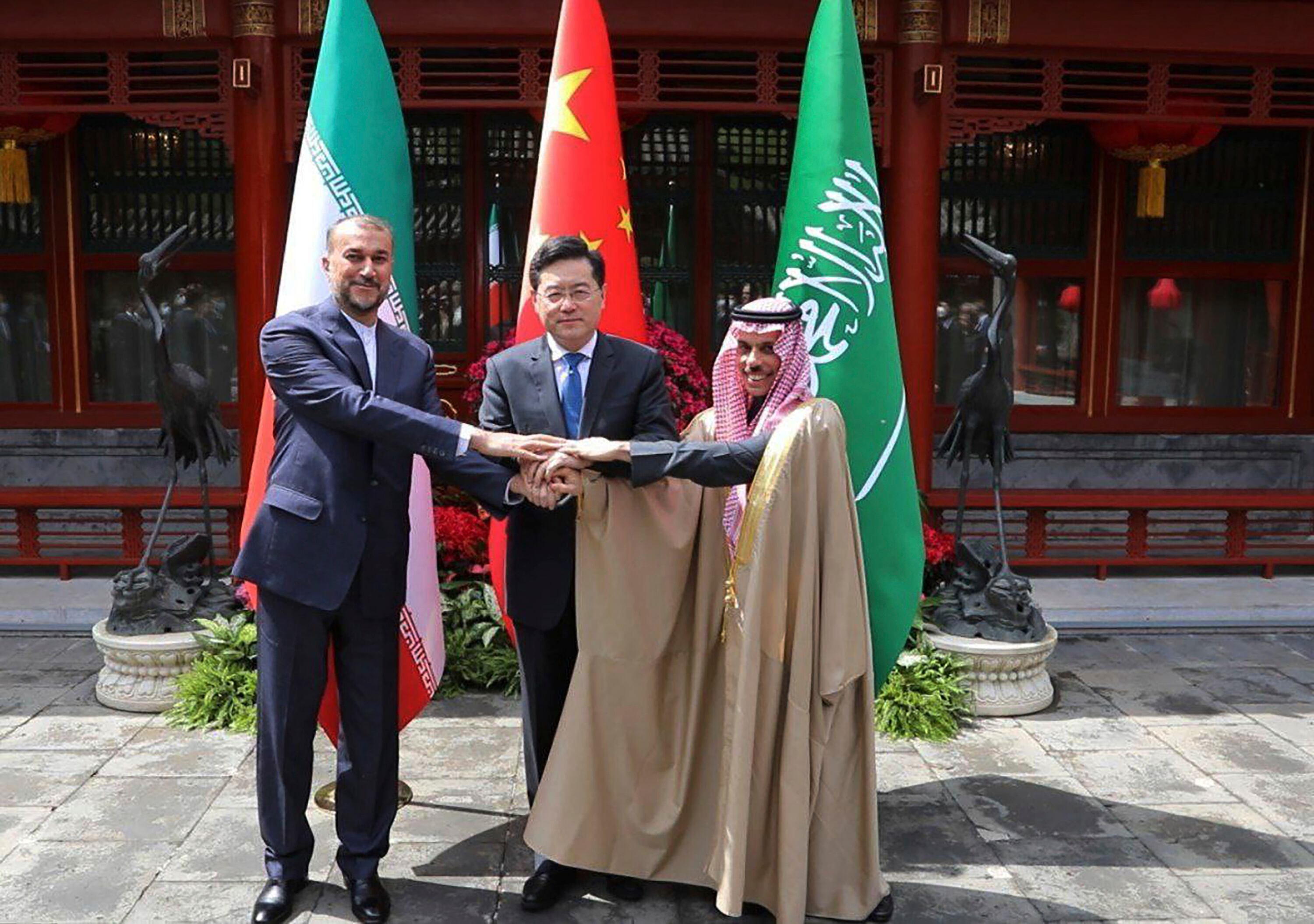 Treffen im April: Auf diesem vom iranischen Außenministerium veröffentlichten Bild reichen sich Hussein Amirabdollahian, Außenminister des Iran, Prinz Faisal bin Farhan Al Saud, Außenminister von Saudi-Arabien, und Qin Gang, Außenminister von China, die Hände.