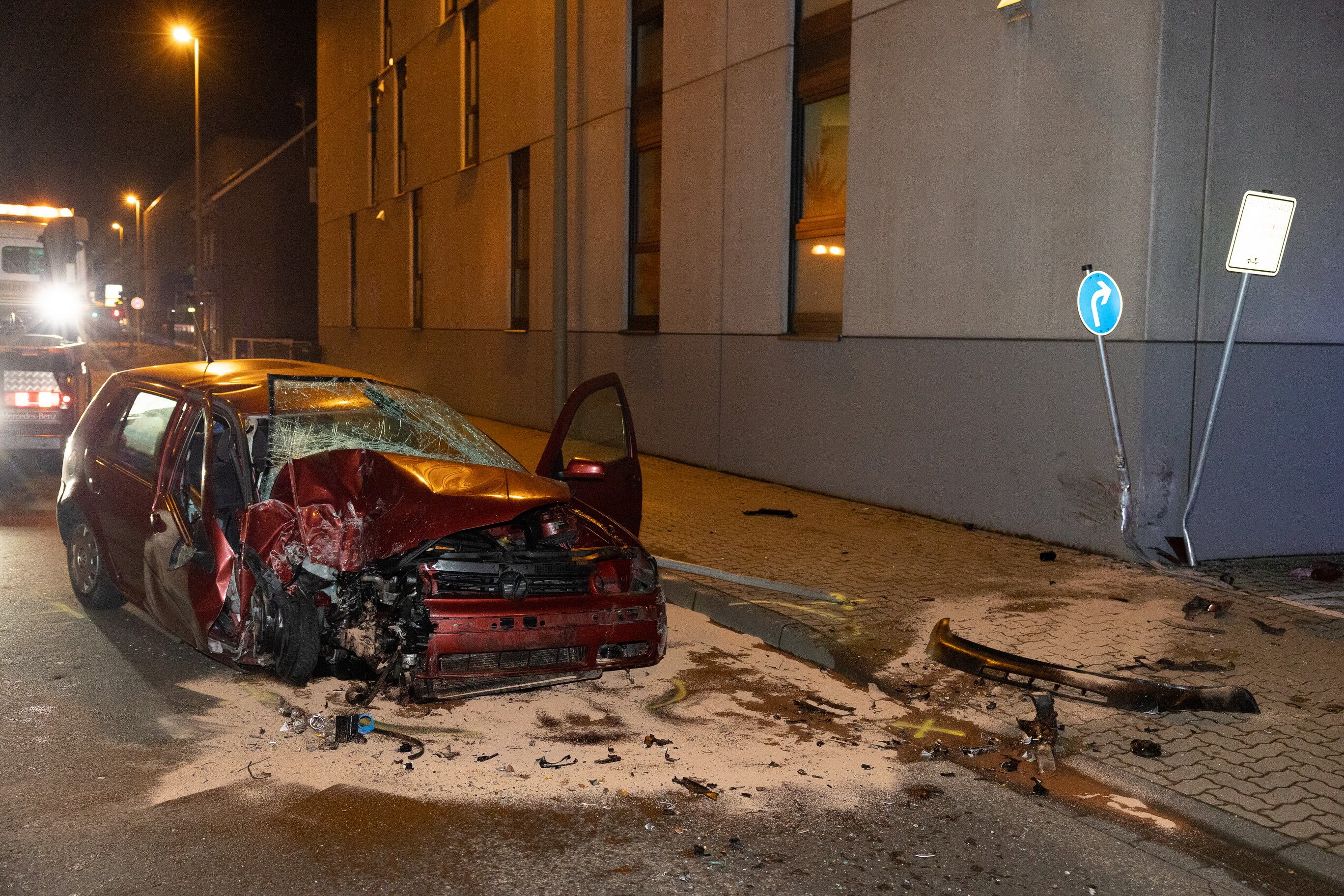 16.000 Euro Schaden: Diese Fahrt unter Alkoholeinfluss ging nicht gut aus.