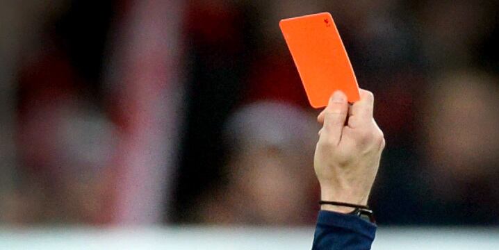 Symbolfoto: Ein Schiedsrichter zeigt einem Fußballspieler die Rote Karte. Foto: Patrick Seeger/dpa