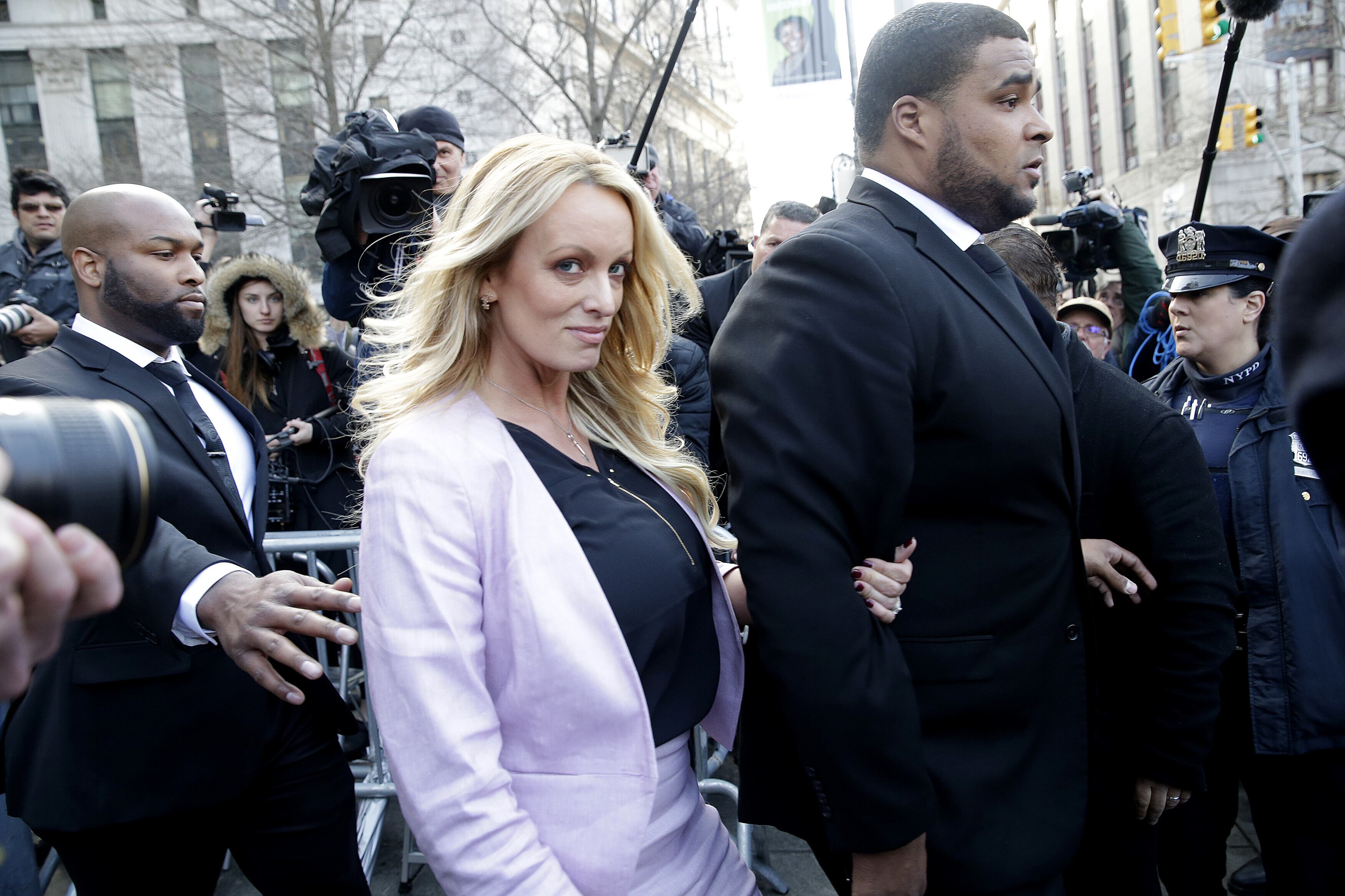 Hat gar keine guten Erinnerungen an den Donald: Pornostar Stormy Daniels im Jahr 2018 auf dem Weg zum Gericht.