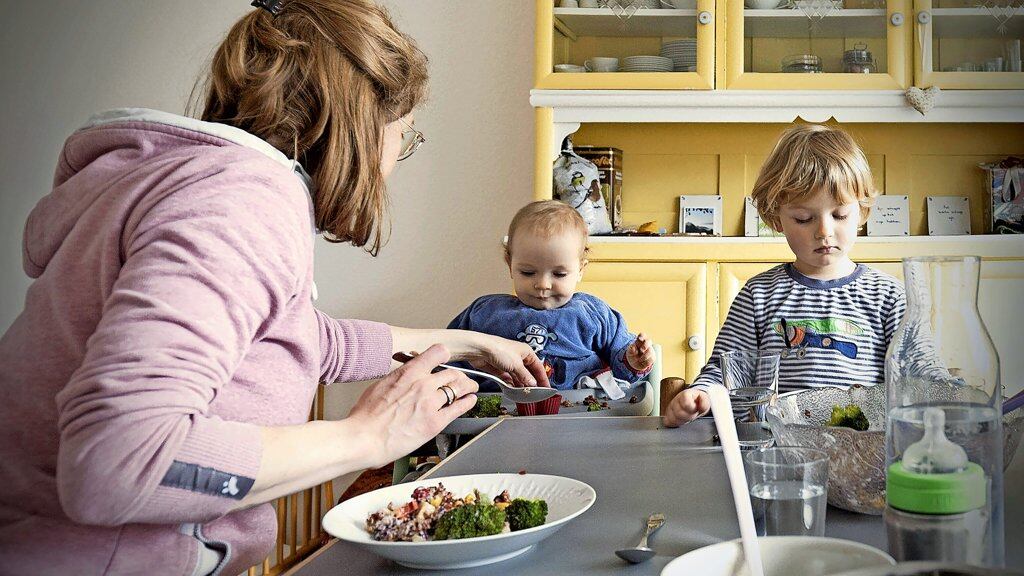 Gender-Care-Gap: Frauen leisten durchschnittlich mehr unbezahlte Sorgearbeit für hilfsbedürftige Angehörige wie Kinder oder im Haushalt als Männer.