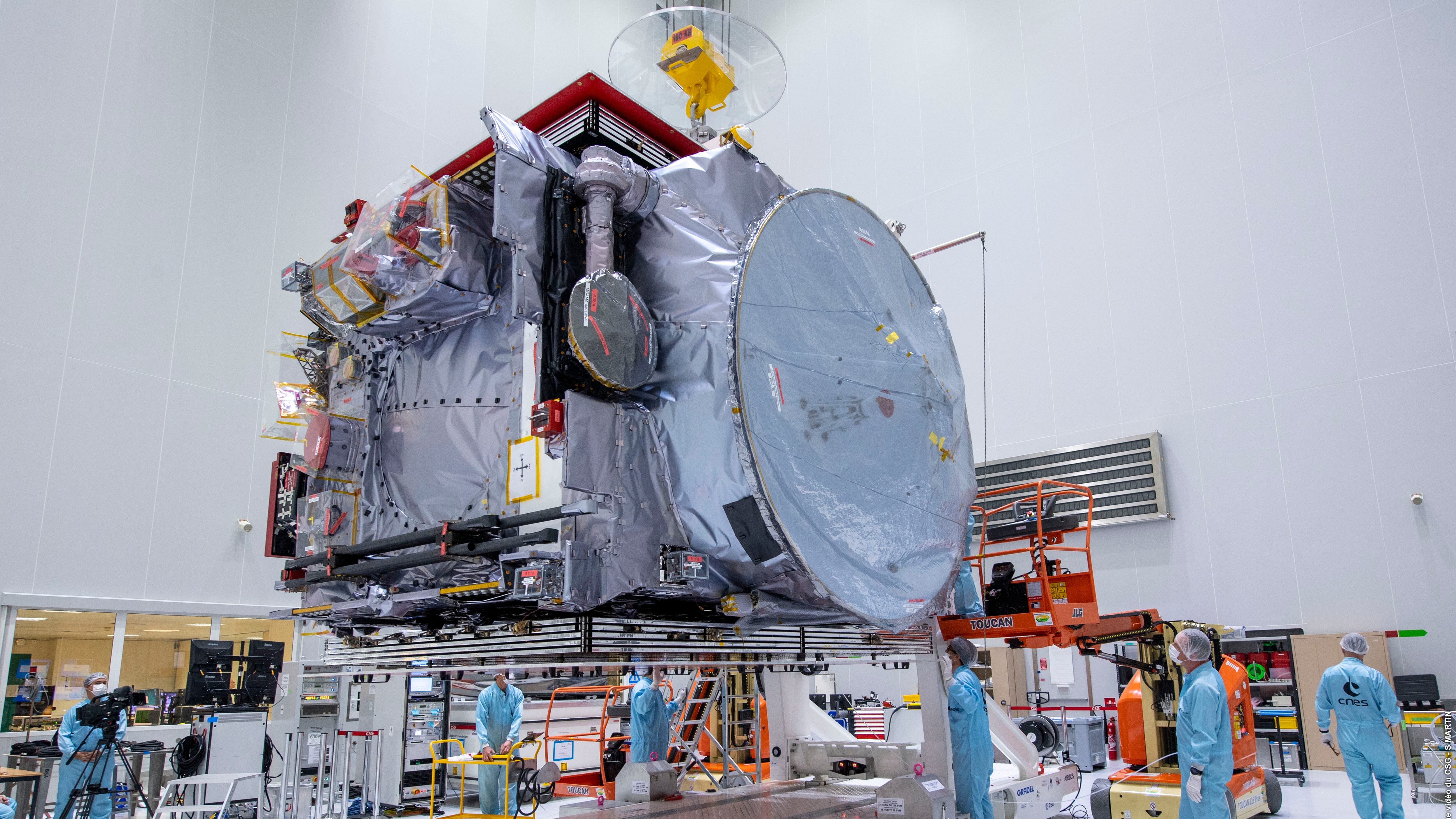 Die Sonde „Juice“ (Jupiter icy moons Explorer) wird auf dem europäischen Weltraumbahnhof in Französisch-Guayana ausgepackt. Der Start der Sonde ist für den 13. April vom Weltraumbahnhof Kourou geplant. (Archivbild)